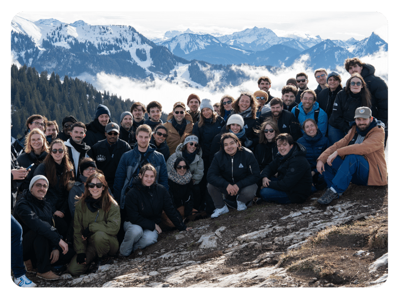 Les membres de l'équipe Guestviews posent ensemble lors d'un séminaire à Thonon-les-bains